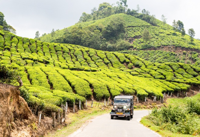 Munnar can be reached by air, rail, or road Munnar can be reached by air, rail, or road
