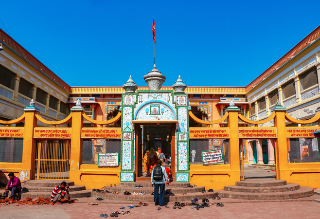 Dashrath Mahal is a fascinating tourist destination with beautiful architecture, near Hanuman Garhi, and has a restaurant called Makan Malai