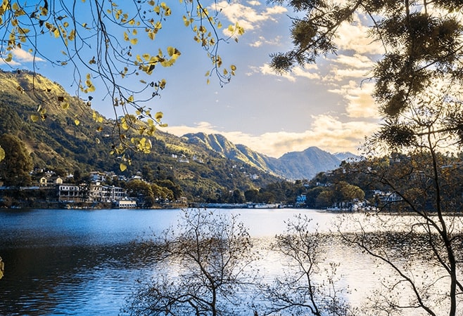 Nainital offers numerous natural attractions that are perfectly clubbed with its most favourable weather throughout the year