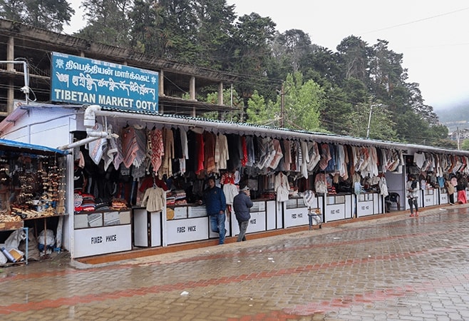 The market is known for its unique Tibetan-style clothing and jewelry , all available at affordable prices.