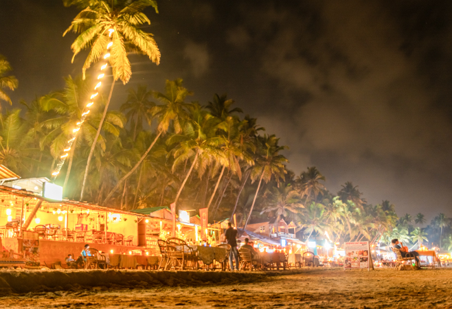 Palolem Beach nightlife invites you to enjoy intimate bonfire gatherings, silent discos, and cozy beach bars