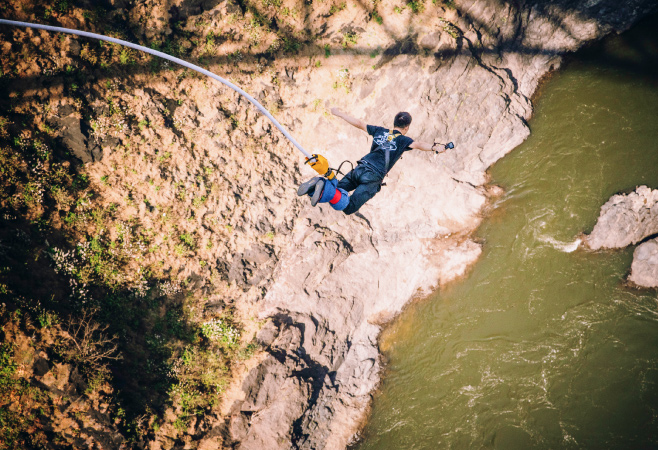 Easily accessible adventure parks offering controlled bungee jumping setups, especially suitable for beginners.