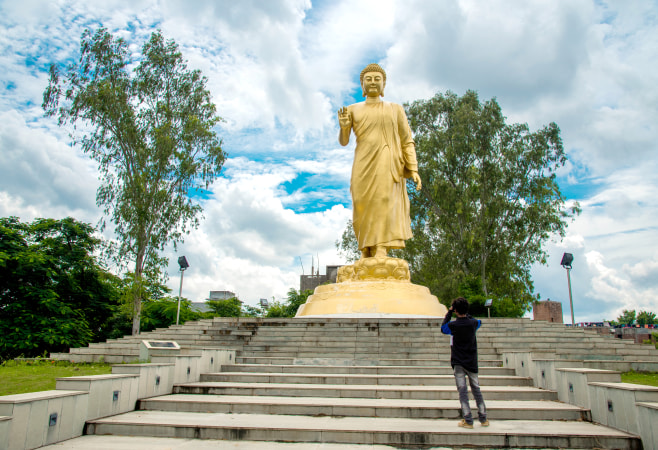 Enriched with rich cultural heritage, you will find plenty of places to visit in Nagpur like temples, gardens, lakes