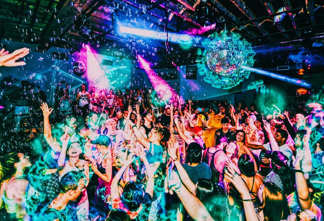 As the sun sets, the Delhi night life scene awakens with rooftop bars, exclusive lounges, live-music cafés, and bustling nightclubs