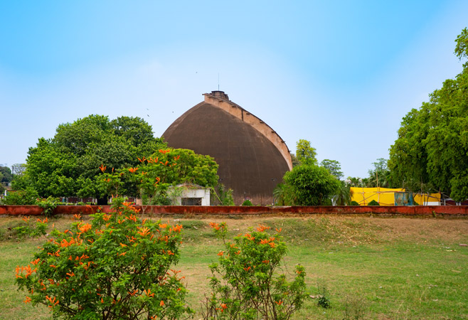 This enormous structure, located amid the scenic beauty of Patna offers stunning views of the entire city from the top of the granary