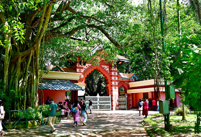 The museum is full of statues, paintings, and sculptures that unravel for you the history of Kerala—from the Neolithic period to the modern age.