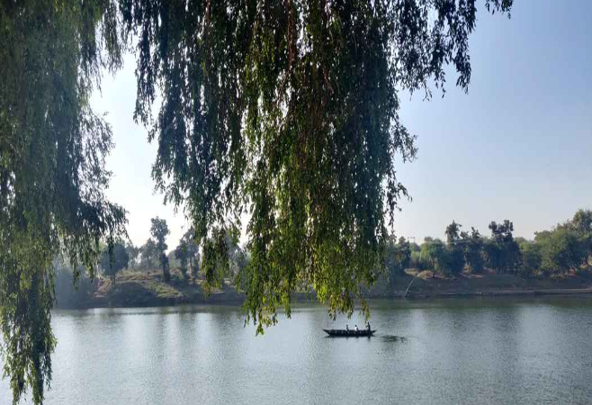 The natural beauty in the form of an island is a very ancient delightful place, as it is divided into two parts of the Shivnath river.