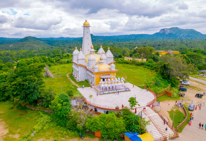 Ranchi is a picturesque city that offers a rejuvenating view of hills, small rock formations and numerous waterfalls which give the city its nickname
