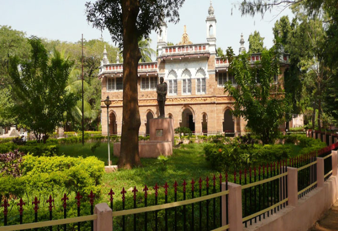 It is an archaeological museum with sculptures, artifacts, and paintings representing Buddhist and Hindu antiquity.
